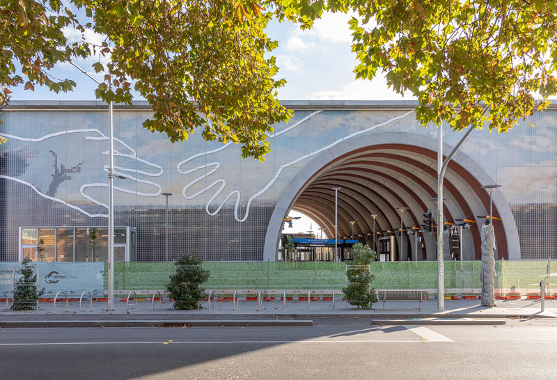 Wenn Kunst und Nachhaltigkeit aufeinander treffen; Die Arden Station in Melbourne hat eine beeindruckende Ökoaktive Fassade, die das Werk des Künstlers Abdul Abdullah zeigt, realisiert in Zusammenarbeit mit  Fiandre und Artedomus